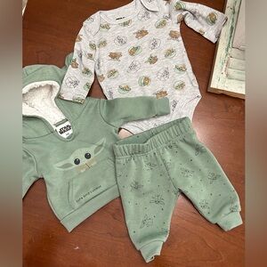 StarWars like new 3 piece Baby Yoda sweatsuit
Size NB
